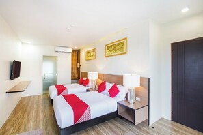 Deluxe trippelrum | Skrivbord, arbetsyta för laptop, gratis wi-fi och sängkläder