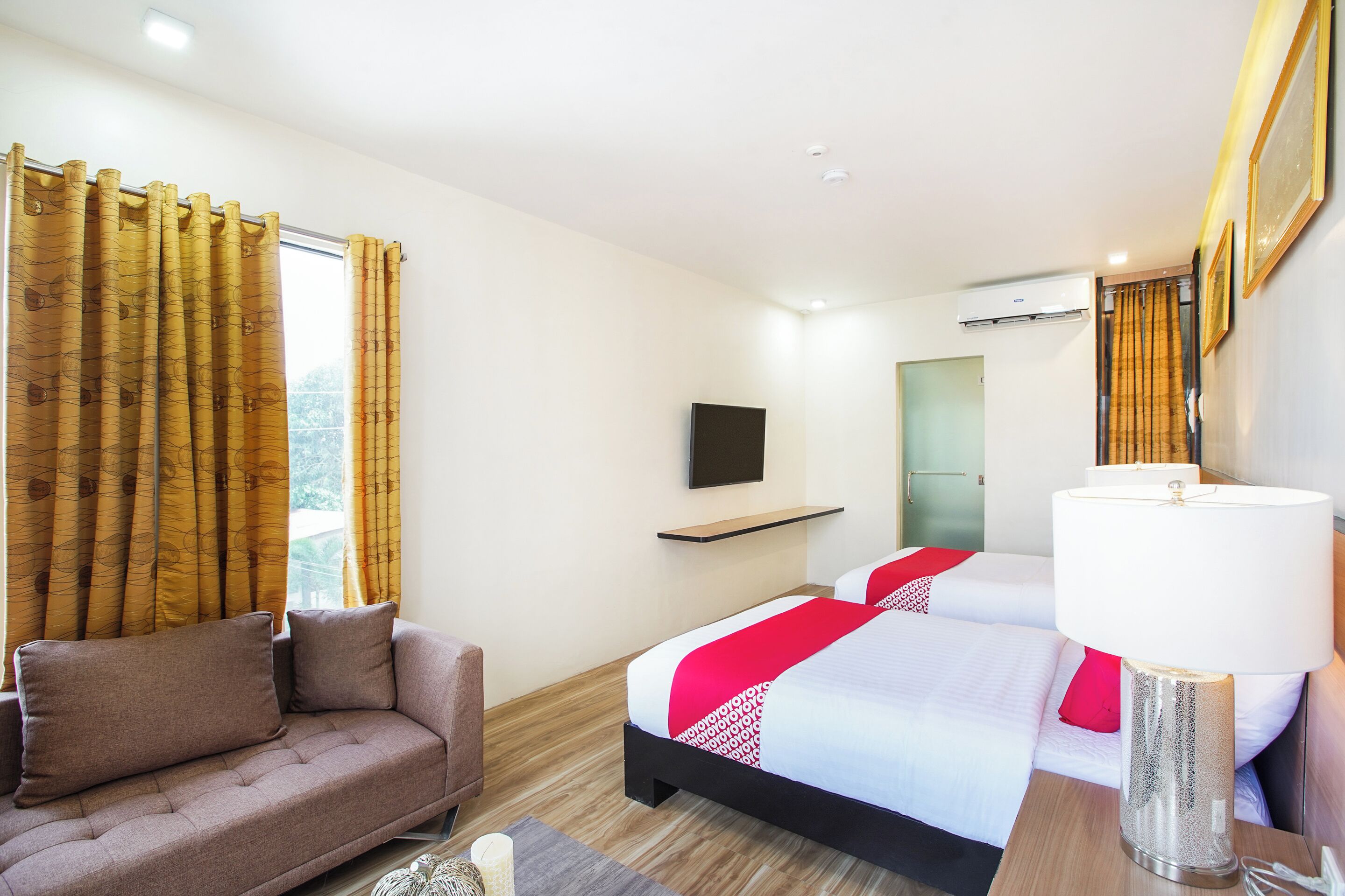 Desk, laptop workspace, free WiFi, bed sheets