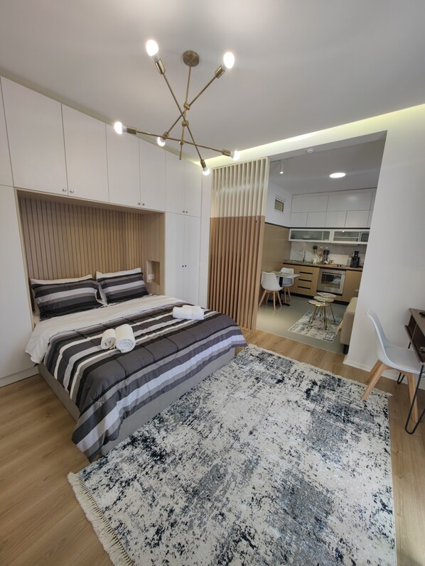 1 bedroom, WiFi, bed sheets - Central apartment just 20m from the lake – balcony with lake & park view (Pogradec)