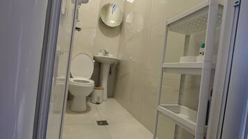 Doccia, asciugacapelli, asciugamani, sapone