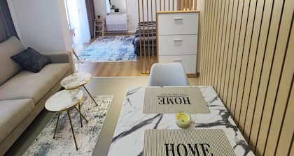 Central apartment just 20m from the lake â balcony with lake & park view