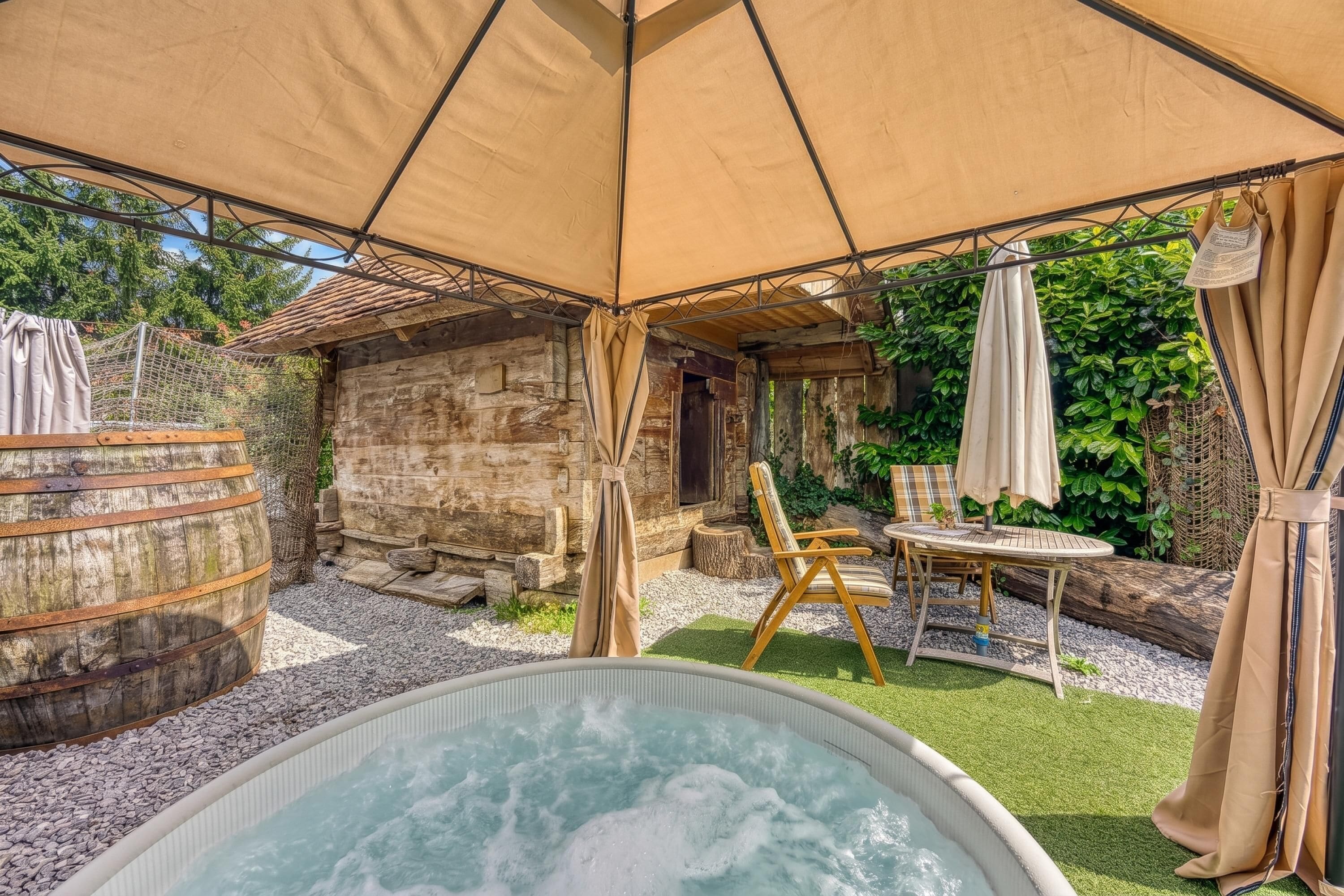 Perhetalo, useita makuuhuoneita (Tiny-Mini Bertl With Hot Tub) | Terassi/patio