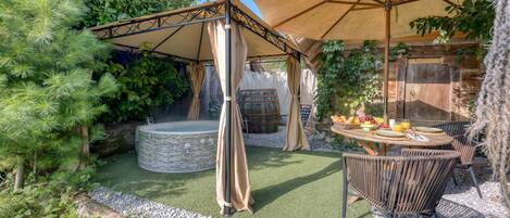 บ้านพักสำหรับครอบครัว, หลายห้องนอน (Tiny-Mini Bertl With Hot Tub) | รับประทานอาหารกลางแจ้ง