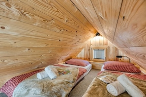 Familienhaus, Mehrere Schlafzimmer (Tiny-Mini Bertl With Hot Tub) | 1 Schlafzimmer, kostenloses WLAN, Bettwäsche