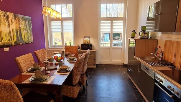 A modern kitchen with dark flooring, wooden cabinets, and a built-in oven. - 120m², 6+1 Pers. 3 SZ / 4TV 100 Mbit/s +netflix (Arnsdorf)