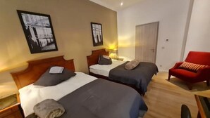 A hotel room with two beds, a red armchair, and a door. - 120m², 6+1 Pers. 3 SZ / 4TV 100 Mbit/s +netflix (Arnsdorf)