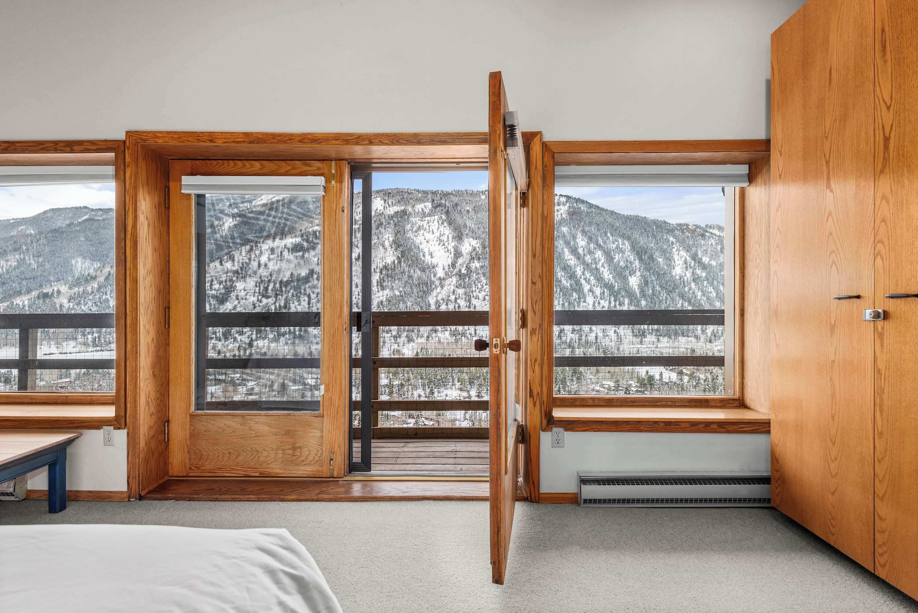 4 bedrooms, desk, iron/ironing board, WiFi