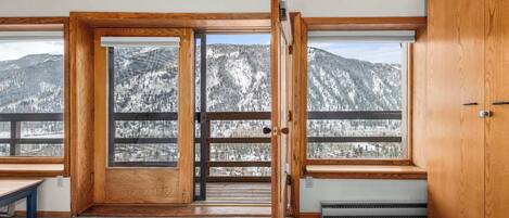 4 bedrooms, desk, iron/ironing board, WiFi