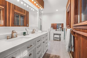 シャワー、ヘアドライヤー、タオル