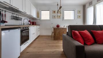 Apartment (1 Bedroom) | Ruang tamu | 55 inci televisyen dengan kabel