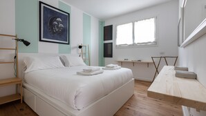 A modern bedroom with a large bed, a wooden desk, and a window. - Italianway - Piranesi 18 B int C345 - City View (Milan)