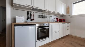 Apartemen (1 Bedroom) | Dapur pribadi | Microwave, oven, pemanggang roti, dan kursi makan untuk bayi