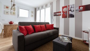 Leilighet (1 Bedroom) | Oppholdsområde | En 55-tommers TV med kabel-kanaler