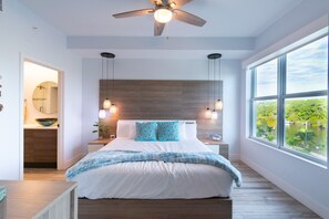 3 habitaciones, escritorio y tabla de planchar con plancha