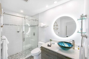 Shower, hair dryer, towels, shampoo - Starboard Condo Summa (Merritt Island)