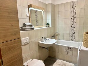 Haartrockner, Handtücher, Seife, Toilettenpapier