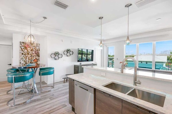 Réfrigérateur, four à micro-ondes, un four, surface de cuisson