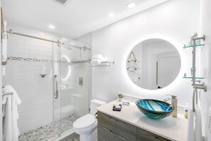 Dusche, Haartrockner, Handtücher, Shampoo