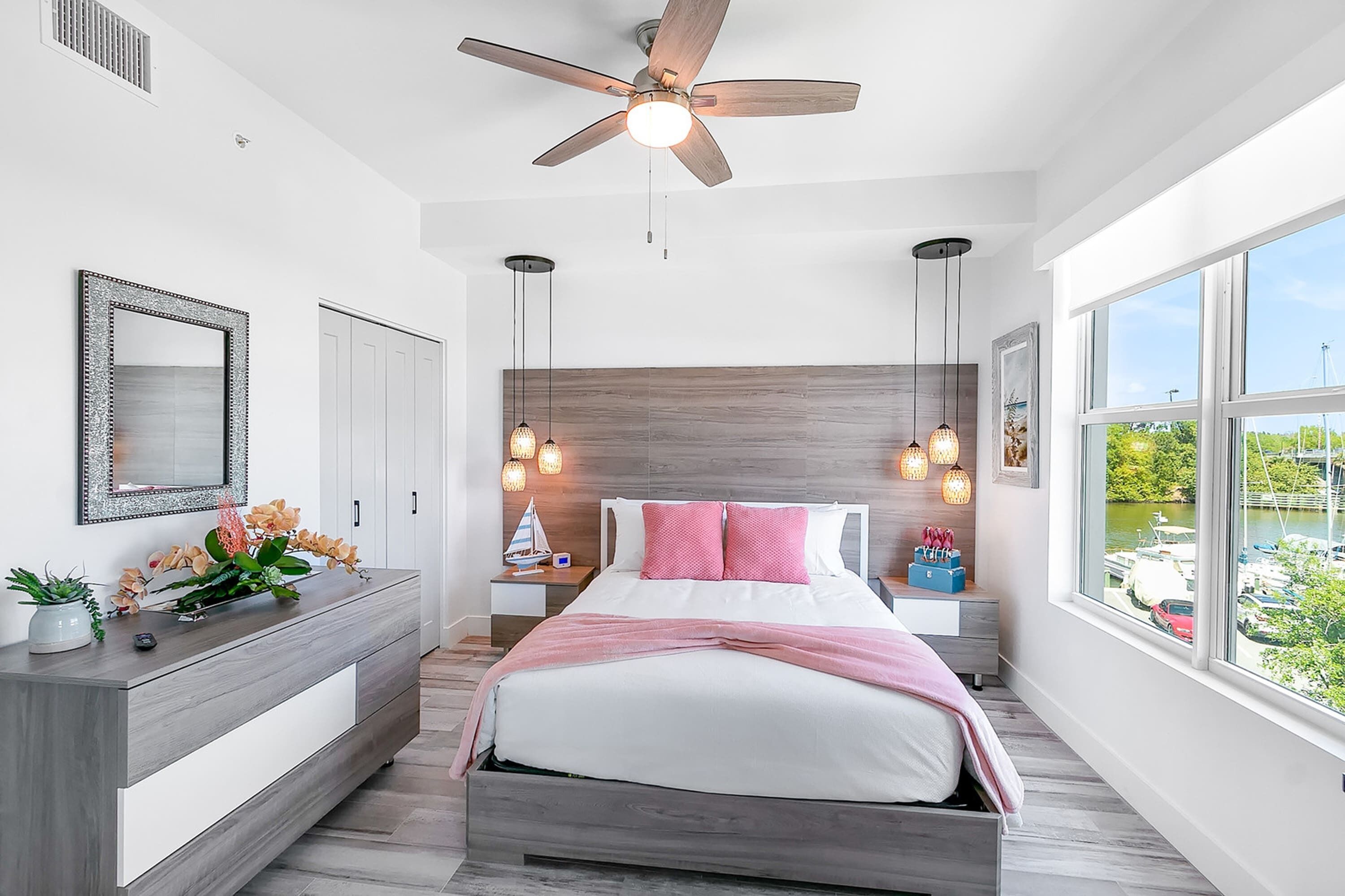 3 habitaciones, escritorio y tabla de planchar con plancha 