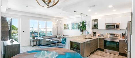 Een koelkast, een magnetron, een oven, een kookplaat