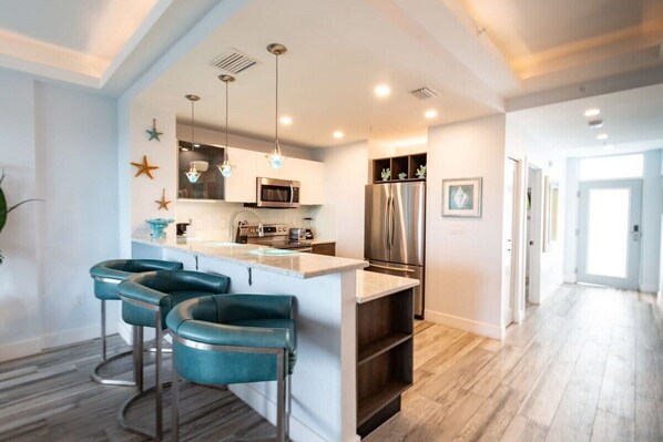 Kjøleskap, mikrobølgeovn, ovn og kokeplater