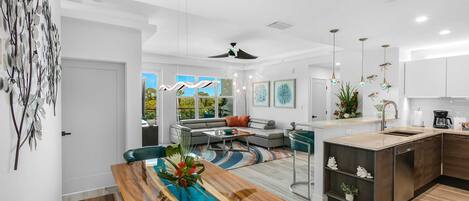 Een koelkast, een microgolfoven, een oven, een kookplaat