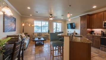 Kylskåp, mikrovågsugn, ugn och spishäll