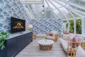 TV, offices - Riverside Retreat with Private Sauna (Berkshire)