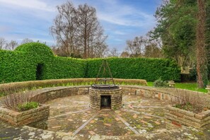 Outdoor spa tub - Riverside Retreat| Sauna & Pool - By Tempstay (Berkshire)