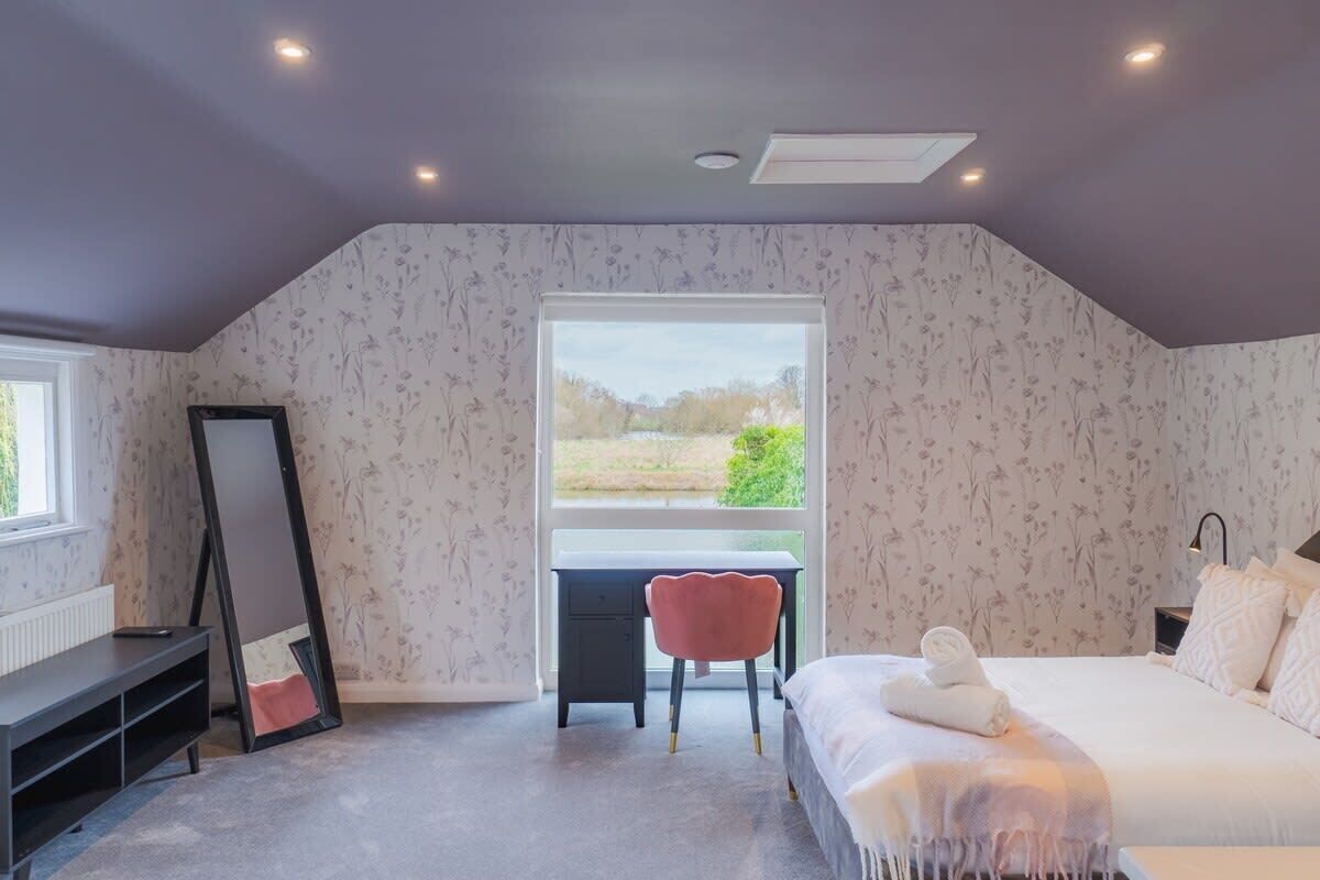 2 bedrooms, iron/ironing board, travel cot, WiFi