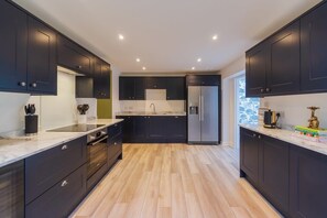 Fridge, microwave, oven, stovetop - Riverside Retreat with Private Sauna (Berkshire)