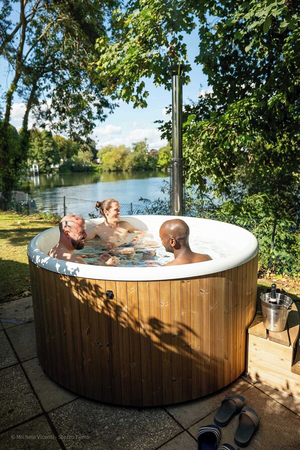 Outdoor spa tub - Riverside Retreat with Private Sauna (Berkshire)