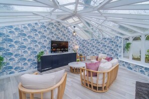 TV, offices - Riverside Retreat with Private Sauna (Berkshire)