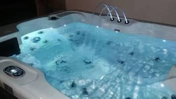 Indoor spa tub