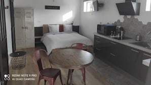 Ein kleines Schlafzimmer mit Bett, Nachttisch und einer kleinen Schreibtischzeile.