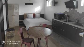 Iron/ironing board, bed sheets