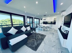 Smart TV - Apartment with panoramic sea view in Sainte-Maxime. Right in the city centre! (Sainte-Maxime)