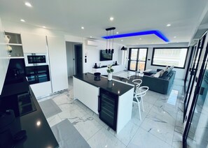 Interior - Apartment with panoramic sea view in Sainte-Maxime. Right in the city centre! (Sainte-Maxime)