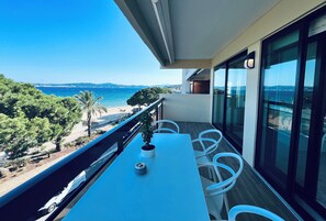 Outdoor dining - Apartment with panoramic sea view in Sainte-Maxime. Right in the city centre! (Sainte-Maxime)