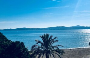 On the beach, sun loungers - Apartment with panoramic sea view in Sainte-Maxime. Right in the city centre! (Sainte-Maxime)