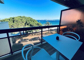 Outdoor dining - Apartment with panoramic sea view in Sainte-Maxime. Right in the city centre! (Sainte-Maxime)