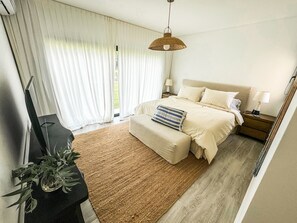 4 bedrooms, free WiFi, bed sheets - Luxury retreat: Modern house with garden and pool (Pilar)