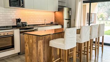 Réfrigérateur, micro-ondes, four, lave-vaisselle