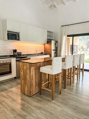 Kühlschrank, Mikrowelle, Ofen, Geschirrspüler