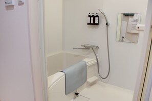 Baignoire et douche séparées, séchoir à cheveux, pantoufles