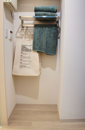 Habitación Deluxe doble | Baño | Bañera y ducha independientes, secador de pelo y zapatillas