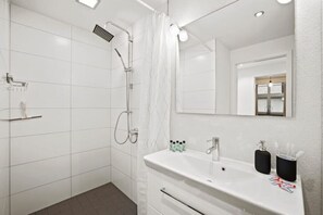Shower, hair dryer, towels, soap - Stadtwohnung am Wasser Eigene Terrasse am Rhein (Basel)