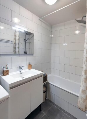 Håndklær, såpe og toalettpapir