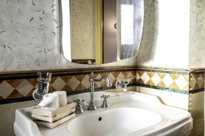 Dusj, hårføner, bidé og håndklær