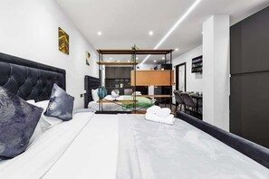 1 bedroom, iron/ironing board, WiFi, bed sheets - Modern Spacious Suite Sleeps 4 in Central London (Greater London)